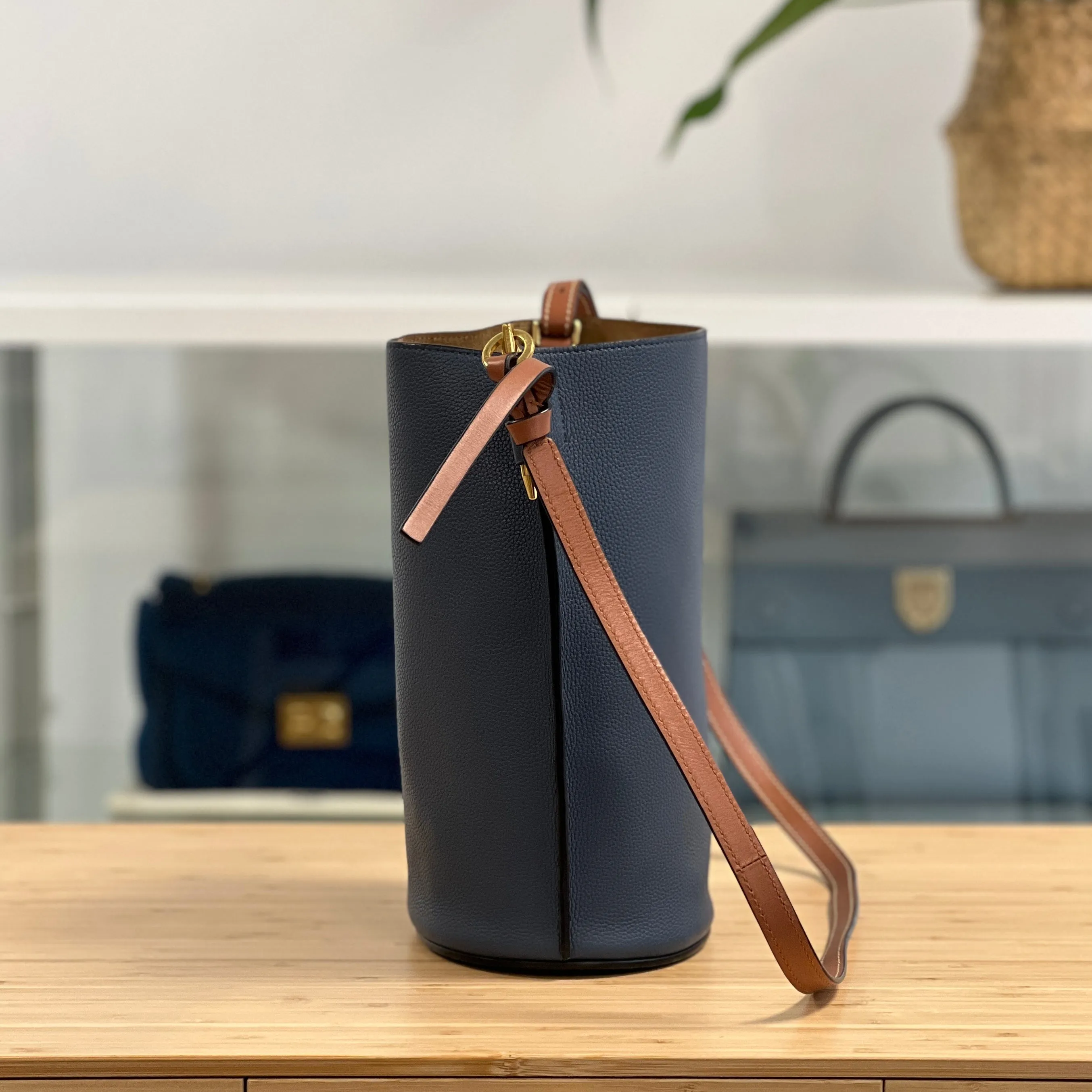 Loewe Gate Bucket