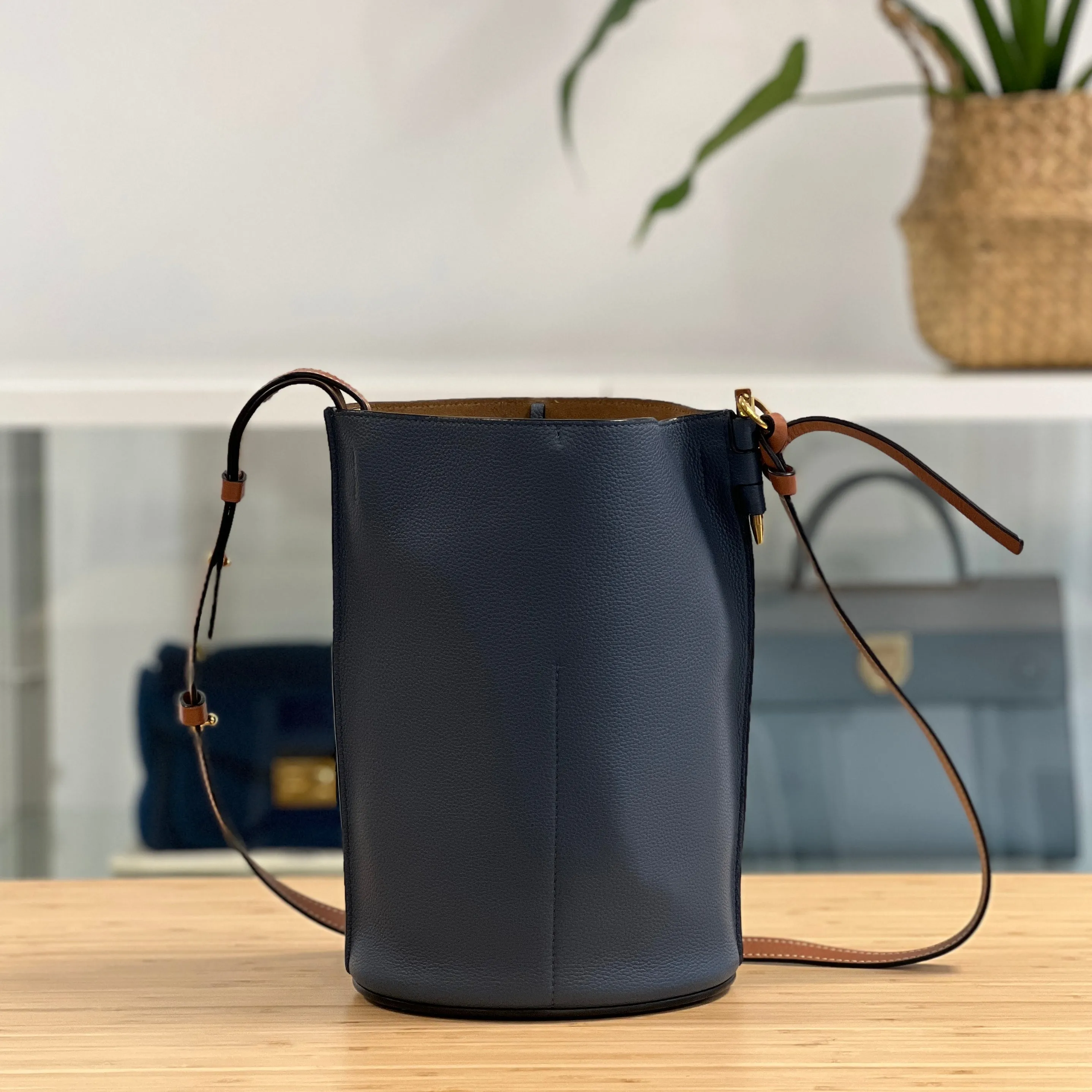 Loewe Gate Bucket